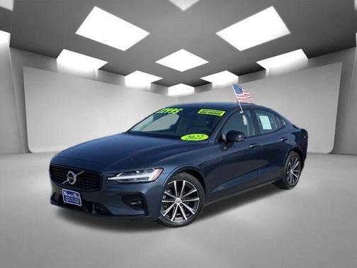 2022 Volvo S60 T5 Momentum