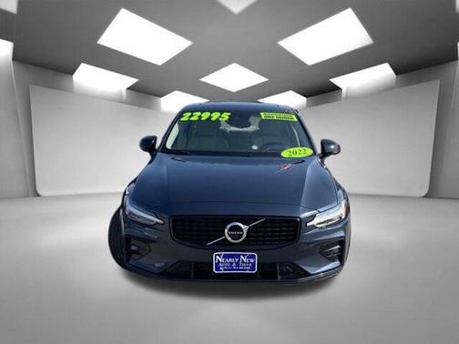 2022 Volvo S60 T5 Momentum