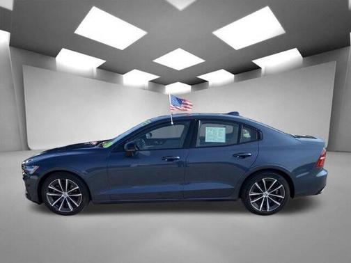 2022 Volvo S60 T5 Momentum