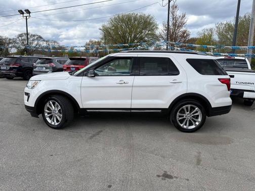 White Platinum Metallic Tri-Coat 2018 Ford Explorer XLT
