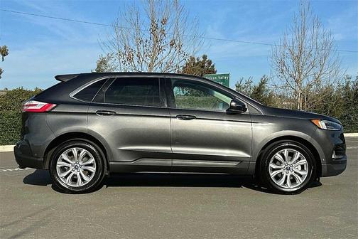 Photo 3 of 34 of 2020 Ford Edge Titanium