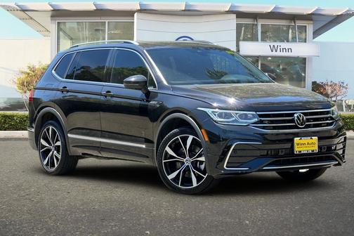 Deep Black Pearl Effect 2023 Volkswagen Tiguan 2.0T SEL R-Line