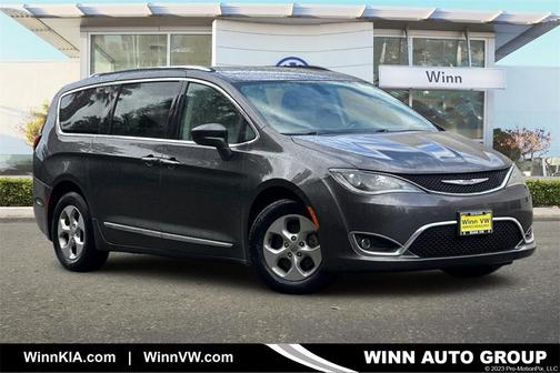 2017 Chrysler Pacifica Touring-L