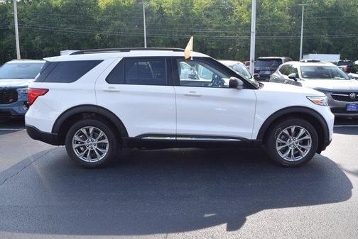 White 2023 Ford Explorer XLT