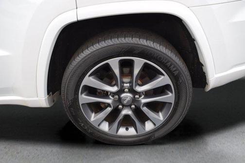 Ivory 2018 Jeep Grand Cherokee Overland