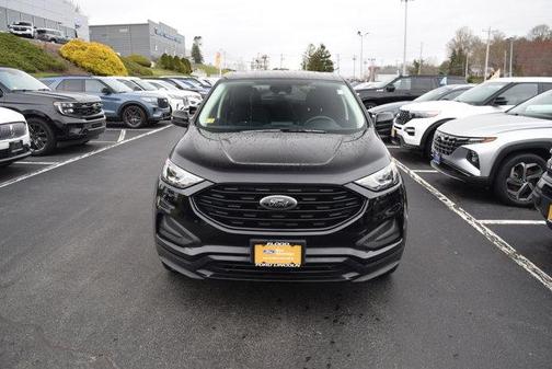 Black 2023 Ford Edge SE