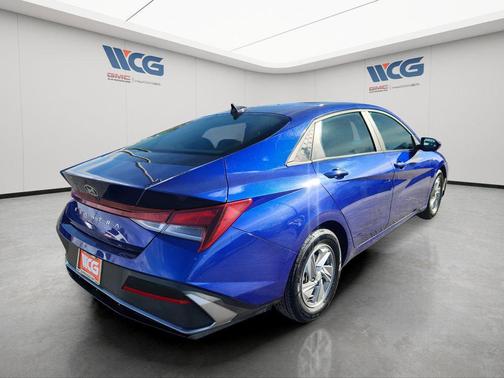 2024 Hyundai ELANTRA SE