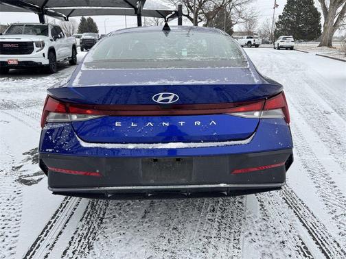 2024 Hyundai ELANTRA SE