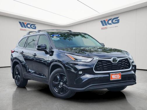 Midnight Black Metallic 2022 Toyota Highlander LE