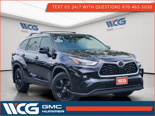 Midnight Black Metallic 2022 Toyota Highlander LE