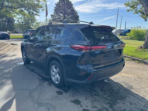 Midnight Black Metallic 2022 Toyota Highlander LE