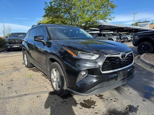 Midnight Black Metallic 2022 Toyota Highlander LE