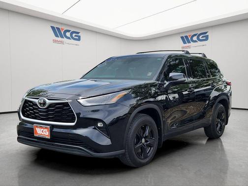 Midnight Black Metallic 2022 Toyota Highlander LE