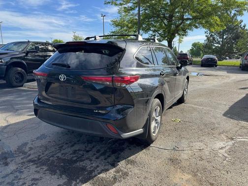 Midnight Black Metallic 2022 Toyota Highlander LE