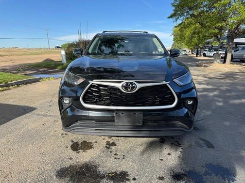 Midnight Black Metallic 2022 Toyota Highlander LE