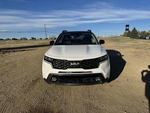 White 2023 Kia Sorento EX