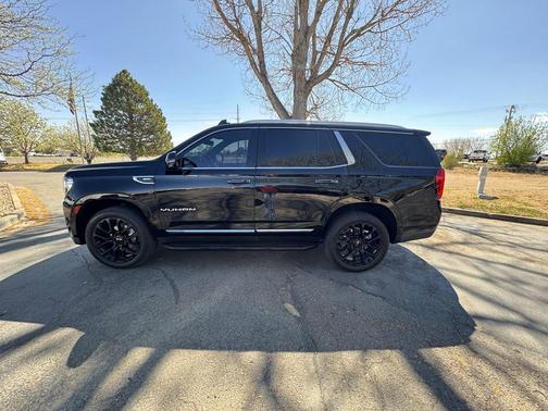 Black 2023 GMC Yukon SLT