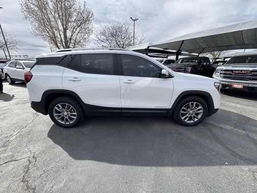 White 2022 GMC Terrain SLT