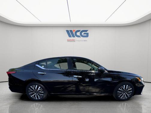 Black 2024 Nissan Altima 2.5 SV