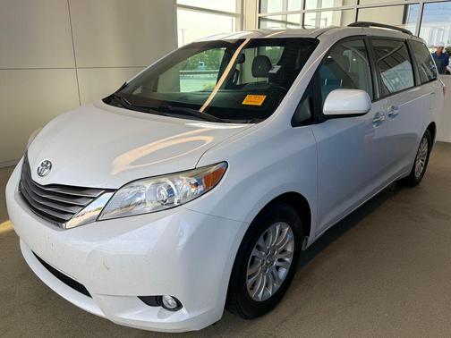 Blizzard Pearl 2017 Toyota Sienna XLE