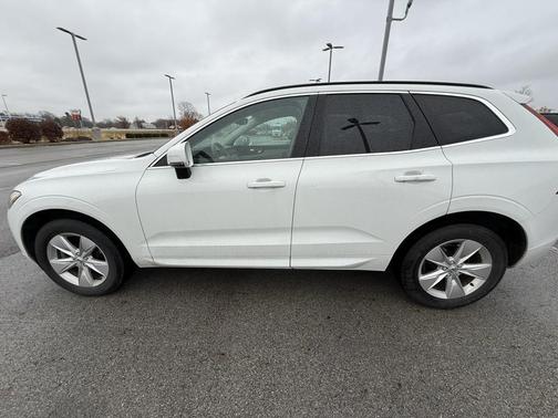 2022 Volvo XC60 B5 Momentum