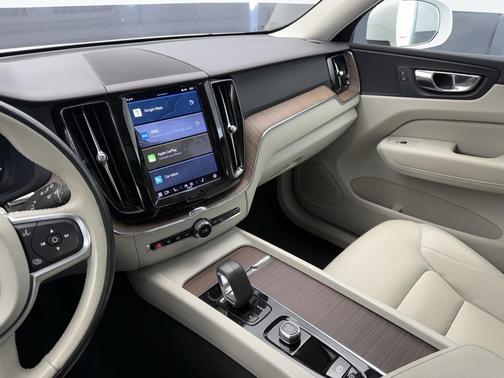 2022 Volvo XC60 B5 Momentum
