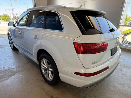 Glacier White 2019 Audi Q7 45 Premium