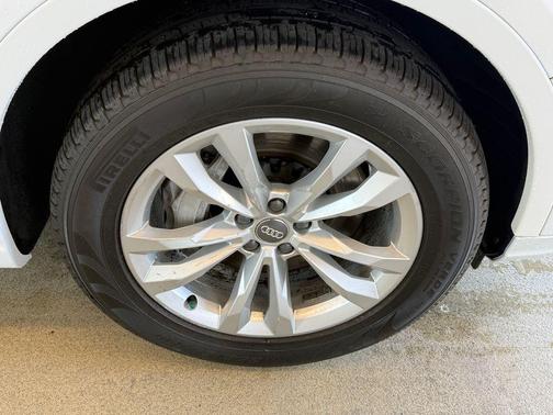 Glacier White 2019 Audi Q7 45 Premium