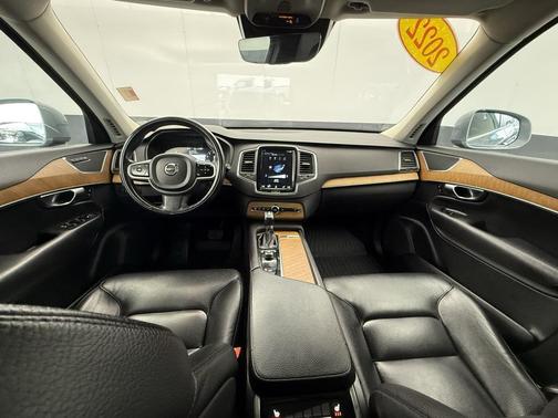 2022 Volvo XC90 T6 Momentum