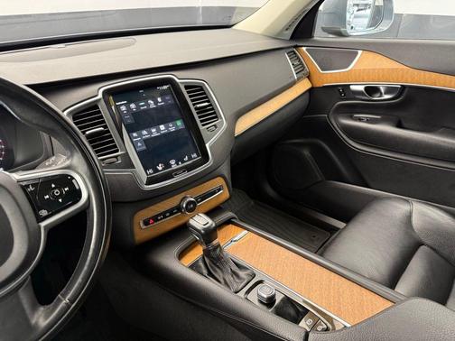 2022 Volvo XC90 T6 Momentum