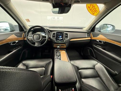 2022 Volvo XC90 T6 Momentum