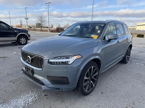 2022 Volvo XC90 T6 Momentum