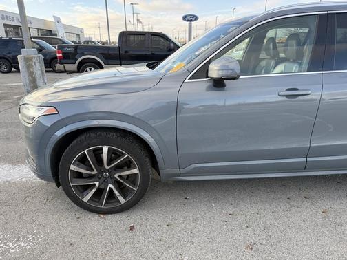 2022 Volvo XC90 T6 Momentum