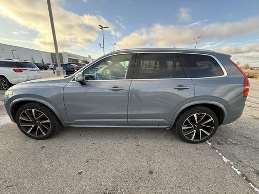 2022 Volvo XC90 T6 Momentum