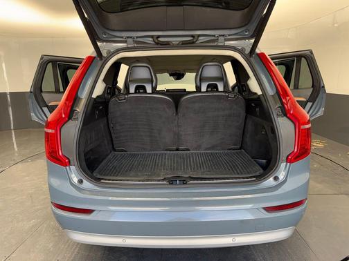 2022 Volvo XC90 T6 Momentum