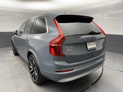 2022 Volvo XC90 T6 Momentum