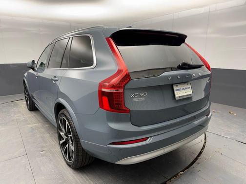 2022 Volvo XC90 T6 Momentum
