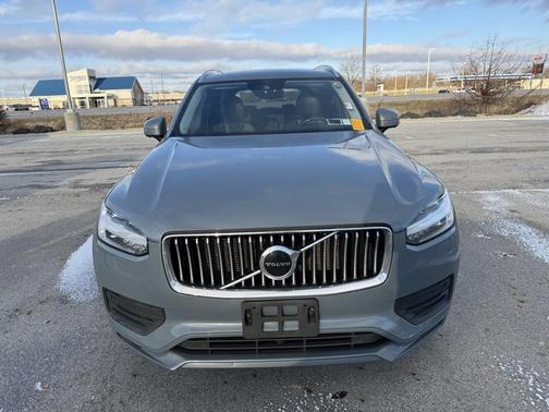 2022 Volvo XC90 T6 Momentum
