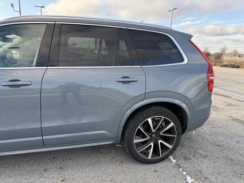 2022 Volvo XC90 T6 Momentum