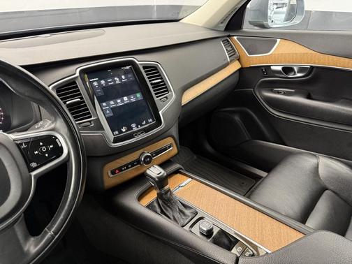 2022 Volvo XC90 T6 Momentum