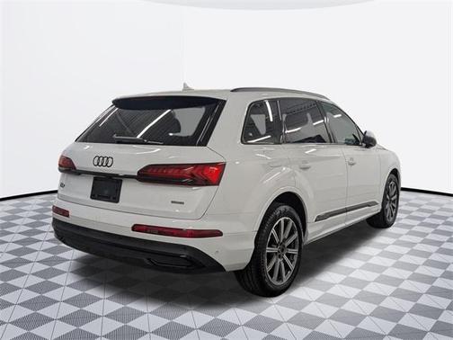 2022 Audi Q7 45 Premium Plus
