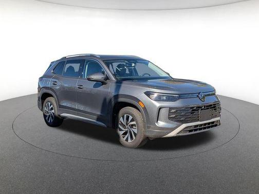 Platinum Gray 2025 Volkswagen Taos 1.5T SE