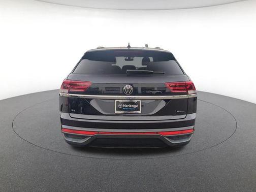 Deep Black Pearl 2023 Volkswagen Atlas Cross Sport 2.0T SE