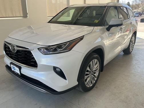 Wind Chill Pearl 2026 Toyota Highlander Hybrid Platinum