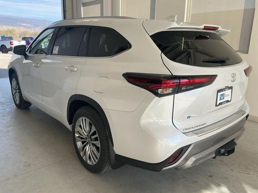 Wind Chill Pearl 2026 Toyota Highlander Hybrid Platinum