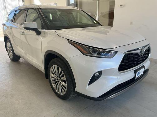Wind Chill Pearl 2026 Toyota Highlander Hybrid Platinum