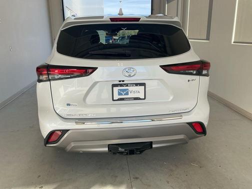 Wind Chill Pearl 2026 Toyota Highlander Hybrid Platinum