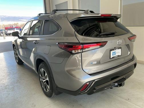 Heavy Metal 2026 Toyota Highlander Hybrid XLE