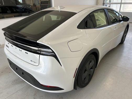 2025 Toyota Prius Plug-In Hybrid SE