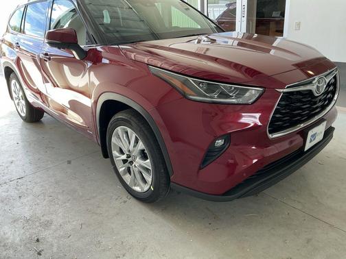 Ruby Flare Pearl 2026 Toyota Highlander Hybrid Limited